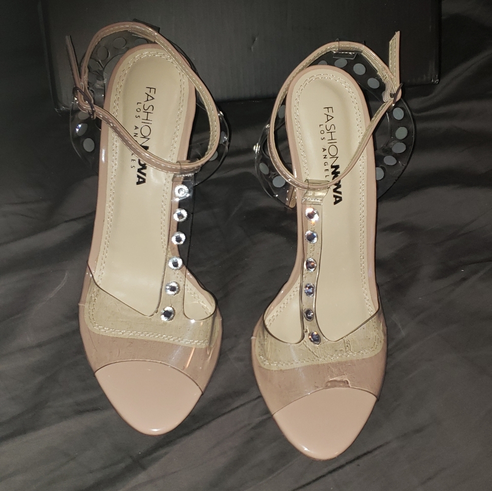 Open toe heels. - Picture 6 of 7